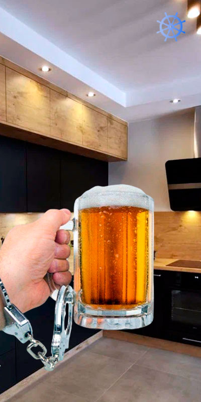 Рука прикованная к кружке пива